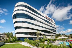 ムババーネにあるHilton Garden Inn Mbabaneのたくさんの窓がある背の高い白い建物