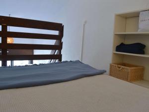 1 dormitorio con cama y estante para libros en Appartement Fleury-Saint-Pierre-la-Mer, 1 pièce, 4 personnes - FR-1-229D-45 en Fleury