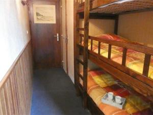 a room with two bunk beds and a hallway at Studio Saint-Lary-Soulan, 1 pièce, 4 personnes - FR-1-457-254 in Saint-Lary-Soulan