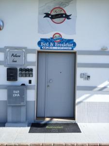 una puerta a un restaurante de mariscos con un cartel encima en B&B IONA, en Rocca di Neto