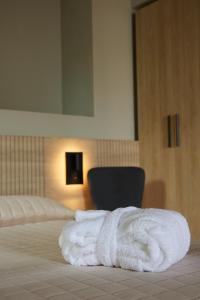 A bed or beds in a room at Mima Aparthotel Boutique & Spa