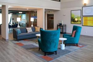 vestíbulo con sillas, sofá y mesa en Comfort Inn & Suites NW Milwaukee, en Germantown