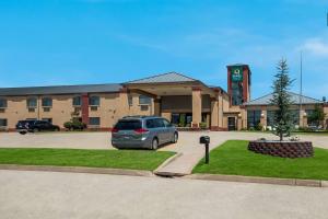 愛德蒙的住宿－Quality Inn & Suites Oklahoma City North，停在大楼前停车场的汽车