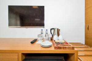 mesa con cafetera y TV en Mıen Hotels en Estambul