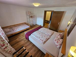 A bed or beds in a room at Ferienwohnung Neuheim