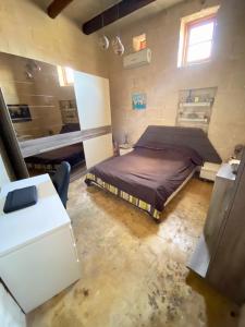 1 dormitorio con 1 cama en el centro de una habitación en Vintage Farmhouse, en Qormi