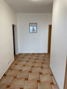 un pasillo con suelo de madera y una foto en la pared en Varus Apartments, en Detmold