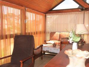 ein Wohnzimmer mit einem Tisch und einem Stuhl in der Unterkunft Maison bretonne avec jardin à 50m de la baie Ste Anne - FR-1-368-252 in Trégastel