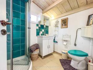 uma casa de banho com um WC e um chuveiro em Studio 2 δωματίων στο Μεριστό, κοντά στο λιμάνι em Egina
