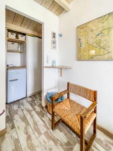 um quarto com um banco e um frigorífico em Studio 2 δωματίων στο Μεριστό, κοντά στο λιμάνι em Egina