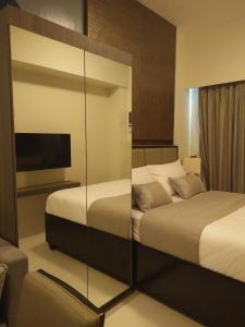 سرير أو أسرّة في غرفة في Cozy Studio Suite in Currency Ortigas