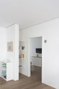 a living room with white walls and a sliding door at FreiRaum in Vöhringen