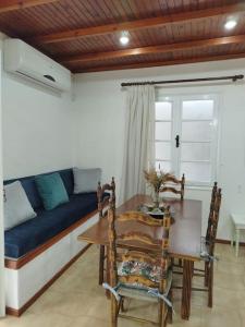 salon z niebieską kanapą i stołem w obiekcie Rania 's house, next to the beach. w miejscowości Amoudara