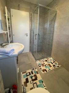 W łazience znajduje się prysznic i umywalka. w obiekcie Apartment Una w mieście Kupres