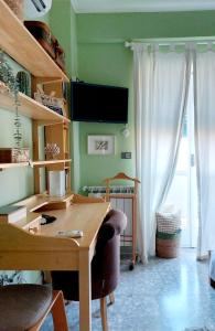 an office with a desk and a television in a room at Appartamento CasaZeta luminoso e centralissimo in Latina