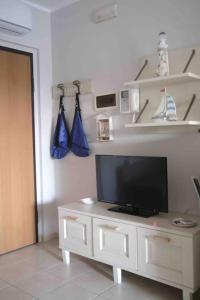 una sala de estar con TV de pantalla plana en un armario en Casa vacanze, en Campomarino