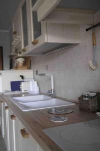 cocina con 2 lavabos y encimera en Casa vacanze, en Campomarino