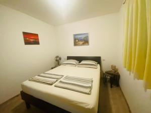 Łóżko lub łóżka w pokoju w obiekcie APARTMENT VANO MAKARSKA