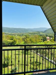 een uitzicht vanaf het balkon van een huis bij B&B Hills Bihać in Bihać