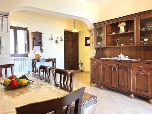 Una cocina con una mesa con un bol de fruta encima. en Calacta casa mia, en Caronia