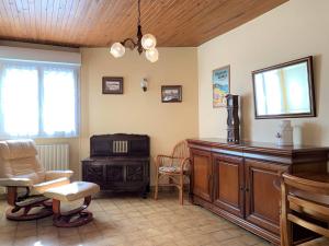 salon z krzesłem i drewnianą szafką w obiekcie Maison bretonne avec jardin, 2 chambres, centre de Perros-Guirec, proche plages et commerces - FR-1-368-385 w mieście Perros-Guirec