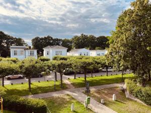 ein Luftblick auf einen Park mit weißen Häusern in der Unterkunft Wohlfühl Strand Wohnung 'Mein Ankerplatz' in Lübeck