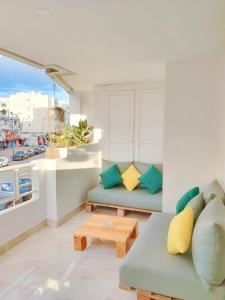 sala de estar con sofá y mesa en Luxury Apartment 3 Bedroom in the Heart of Agdal near Arribat Center en Rabat