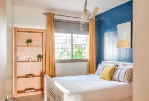 um quarto com uma cama e uma janela em Luxury Apartment 3 Bedroom in the Heart of Agdal near Arribat Center em Rabat