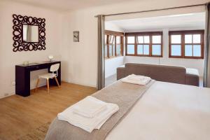 una camera con letto, scrivania e divano di Garvies Surf house a Durban