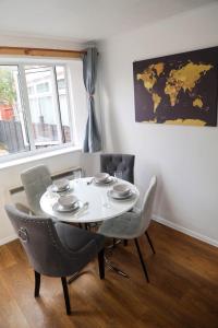 Imagen de la galería de Luxe Cosy&Spacious 2 Bed House - Super Fast Wi-Fi & Private Parking Near GLO Airport & Cheltenham Racecourse, en Churchdown 26 fotos más