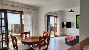 Casa Julia في تياس: غرفة معيشة مع طاولة وشرفة