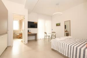 Телевизор и/или развлекательный центр в Agorà Vieste Rooms & Apartments