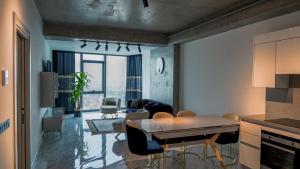 uma cozinha e sala de estar com mesa e cadeiras em Live lavishly rent a luxury condo apartment with top-notch amenities in the 40+F em Istambul