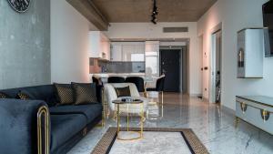 uma sala de estar com um sofá e uma mesa em Live lavishly rent a luxury condo apartment with top-notch amenities in the 40+F em Istambul