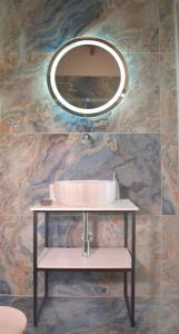 bagno con lavandino e specchio di Bay View Suites a Vassiliki