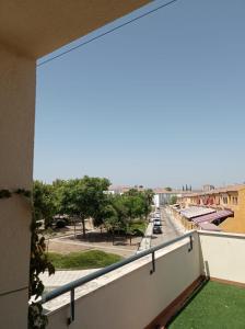 - Balcón con vistas a la calle en APARTAMENTOS TURISTICOS LAS CINCO JOYAS, en Linares