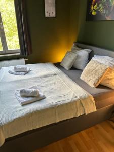 ein Bett mit zwei Handtüchern darüber in der Unterkunft Ferienwohnung "Charlotte" nahe der Elbe mit kostenlosem Parkplatz vor der Tür in Magdeburg