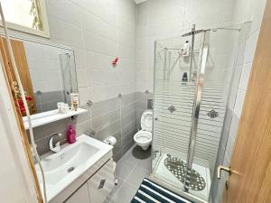 ein Bad mit einer Dusche, einem Waschbecken und einem WC in der Unterkunft EMAN SWEET HOME - cozy privet unique apartment in haifa downtown in Haifa