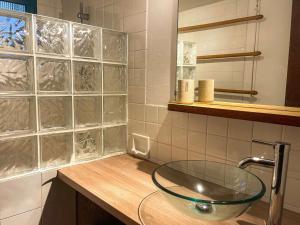 uma casa de banho com um lavatório de vidro num balcão em Maison Porto-Vecchio, 1 pièce, 5 personnes - FR-1-62-151 em Porto-Vecchio