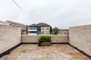 a balcony with a brick wall and a potted plant at Spacious Room by Lee Valley White Water Centre. Waltham Cross in Waltham Cross