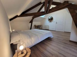 sypialnia z dużym łóżkiem i drewnianą podłogą w obiekcie Splendide Duplex w mieście Saint-Dizier