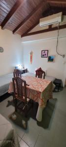 Μια τηλεόραση ή/και κέντρο ψυχαγωγίας στο OASIS II Las Moras, con cochera y jardin