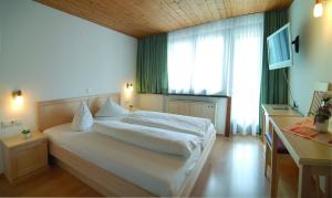 Gasthof Bad Sonnenberg房間的床