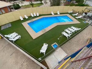 Cómodo departamento en Caldera, con piscina.内部或周边的泳池