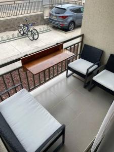 Cómodo departamento en Caldera, con piscina.的阳台或露台