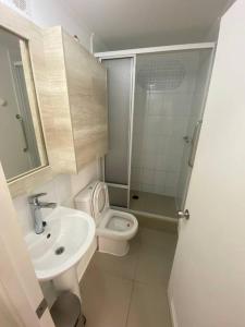 Cómodo departamento en Caldera, con piscina.的一间浴室