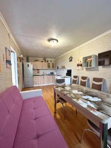 een woonkamer met een paarse bank en een tafel bij Forrest-For Rest in Dilidzjan
