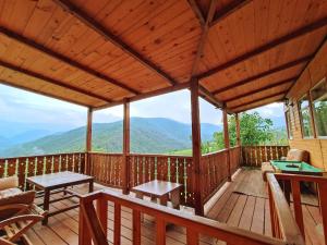 un porche cubierto con vistas a las montañas en Forrest-For Rest, en Dilijan