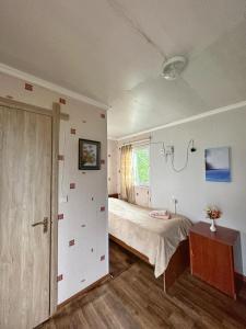 een slaapkamer met een bed en een raam bij Forrest-For Rest in Dilidzjan