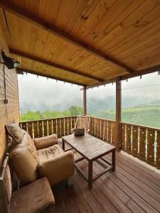 een woonkamer met een bank en een tafel op een terras bij Forrest-For Rest in Dilidzjan